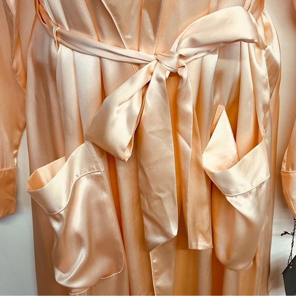 Valerie Stevens Womens Vintage 100% Silk Robe Size M Long Pockets Belt Peach NWT - Picture 5 of 16
